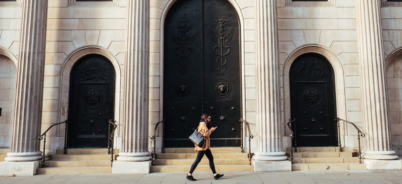 Une femme marchant dans la rue