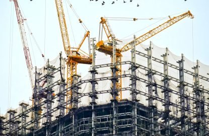 Des grues de chantier sur un immeuble en construction