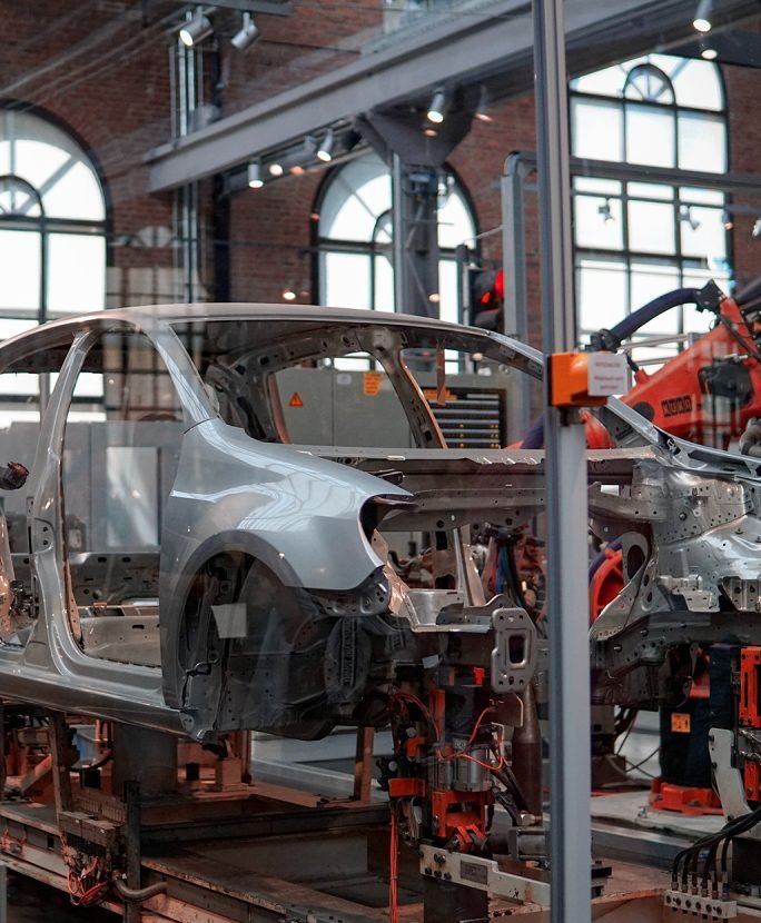 Photo d'une voiture sur une chaîne de production
