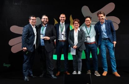 Photo de l'équipe Parthena Consultant et Sage lors de la remise de l'award du Meilleur Partenaire MGE Sage 2023