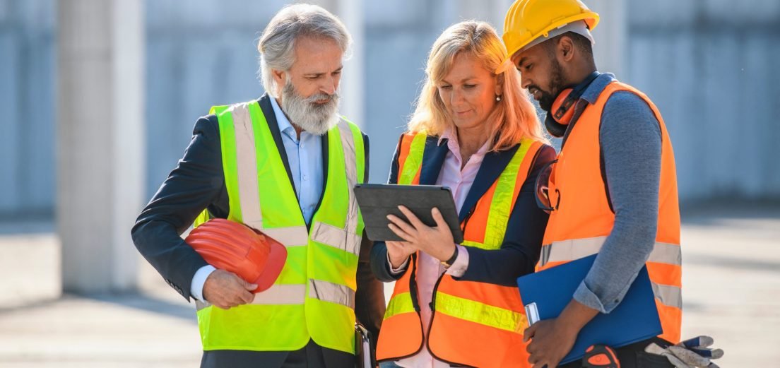 Groupe de personnes sur un chantier en train de regarder une tablette