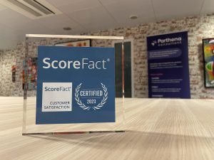 Photo trophée Scorefact dans les locaux de Parthena Consultant