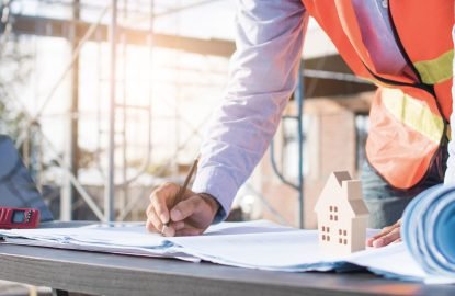 Visuel de chantier - personne sur une table en train de regarder un plan de construction
